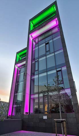 arkitektonisk belysning facade LED groen pink halvmoerke