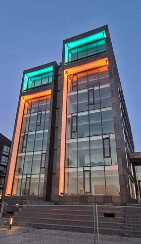 facadebelysning bygning orange tyrkis LED lys