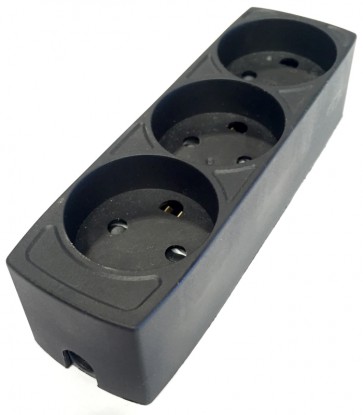 Dansk 230V trestikdåse med jord - stødsikker