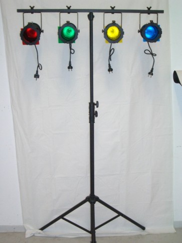Kompakt lyssæt med 4 stk PAR30 lamper og stativ
