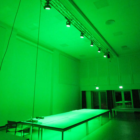 Lysbro farveskiftende LED lys scene Roskilde Tekniske Skole