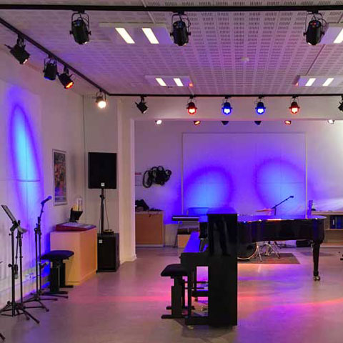 Ballerup Musikskoles intime lille scene og musiklokale LED lys til scene