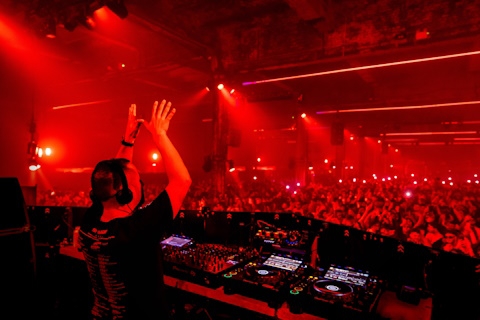 DJ spiller på CDJ-3000 pult