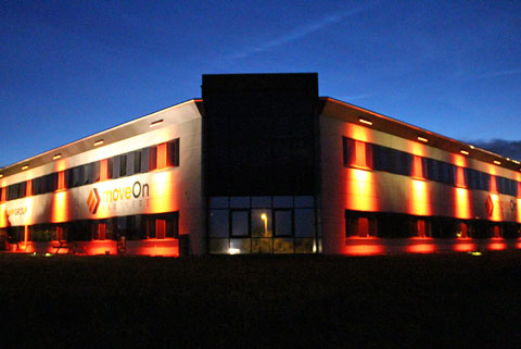 arkitektonisk facade belysning lys farvet bygning orange