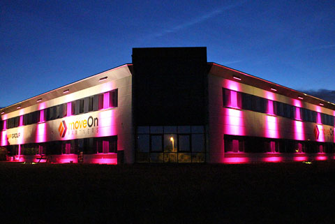 farvet arkitektonisk facade belysning lys bygning udendoers lilla