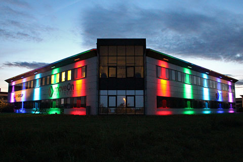 farvet facade belysning lys udendoers Greve bygning Korskildeeng
